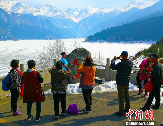 【狂喜】诛仙天池南岸飘雪奇景，如梦如幻的冰雪王国等你来探索