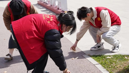 浙江联通服务周到热情，员工耐心解答用户疑问，让人倍感关怀与关爱