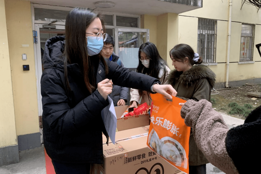 愚人节收到 MT 公司定制礼盒，普通学子体验到温暖与关怀